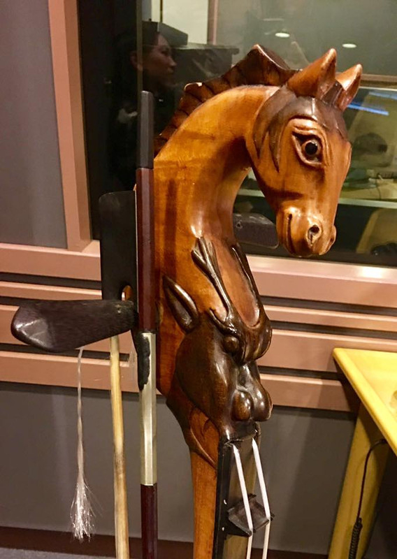 MOKO'S BAR : 大陸を吹き渡る風の音色を生演奏で♪ 馬頭琴奏者 美炎さん